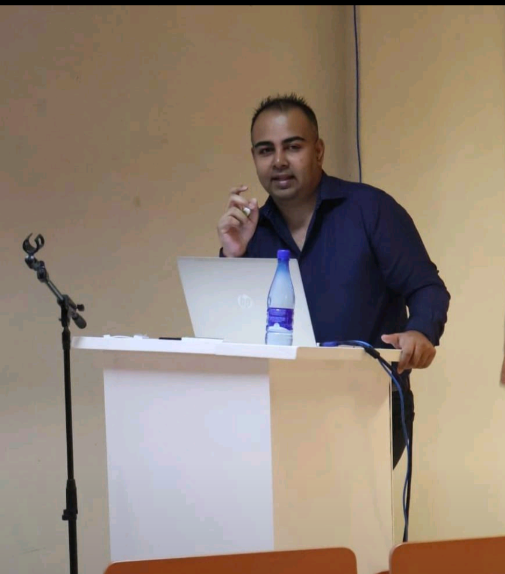 Raiz presenting at a podium